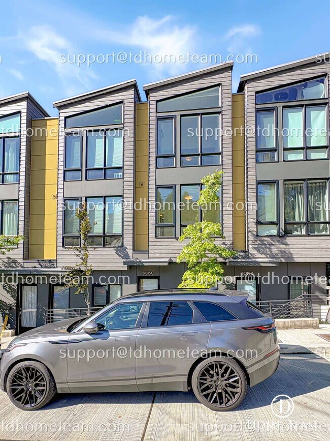 Photo - "Spacious 3-Bed Townhouse with Scenic View...