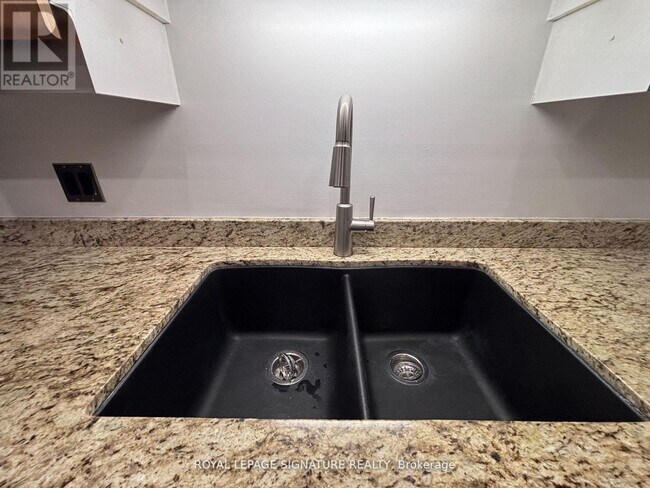 Photo - 65 Harbour Square Unit 1409