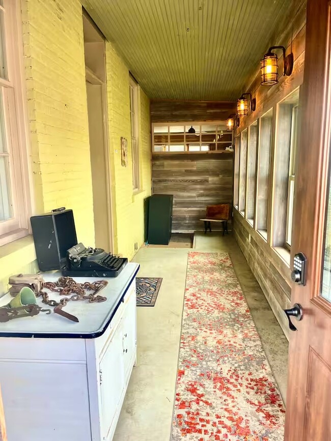 212 W Amelia St