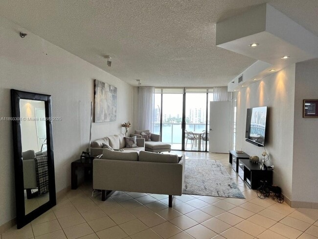 Photo - 4000 Island Blvd Unidad 1905