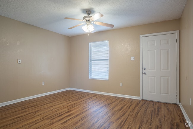 3 BR, 1 BA - 750 SF