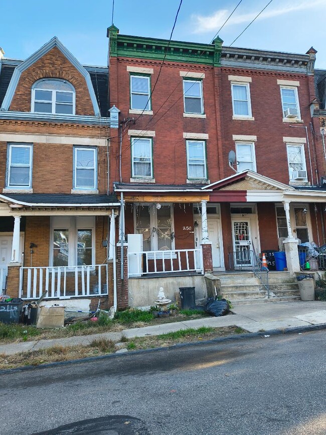 Photo - 250 Apsley St