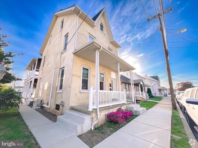Building Photo - 412 E 4th St Rental
