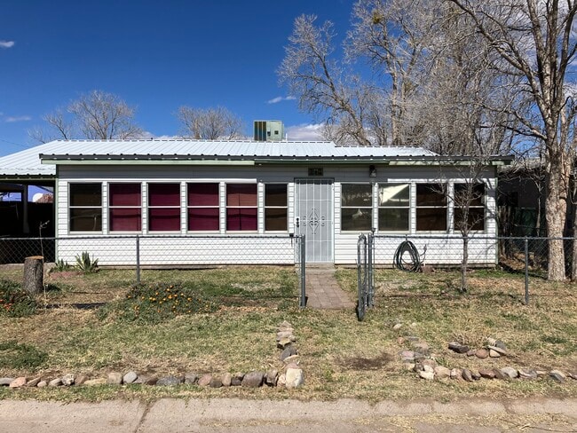 Building Photo - 713 Charles Ave Rental
