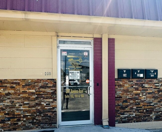 Building Photo - 2307 Bandera Rd Rental