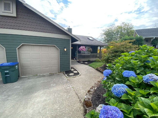 Photo - Spacious 4-bedroom with Panoramic Deck Nex...