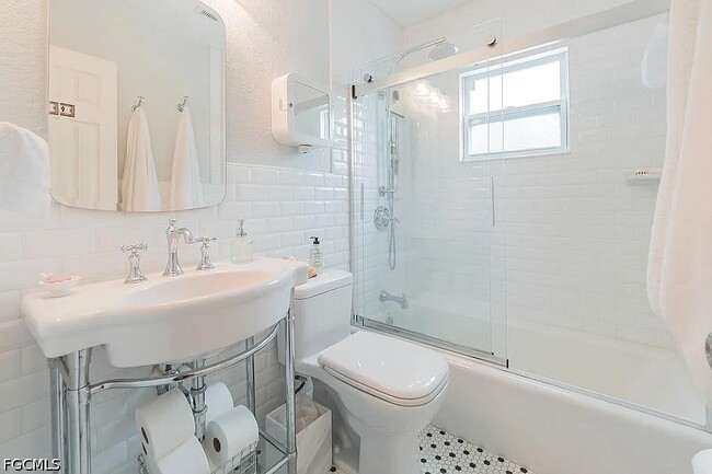 Photo - 424 Wiltshire Rd
