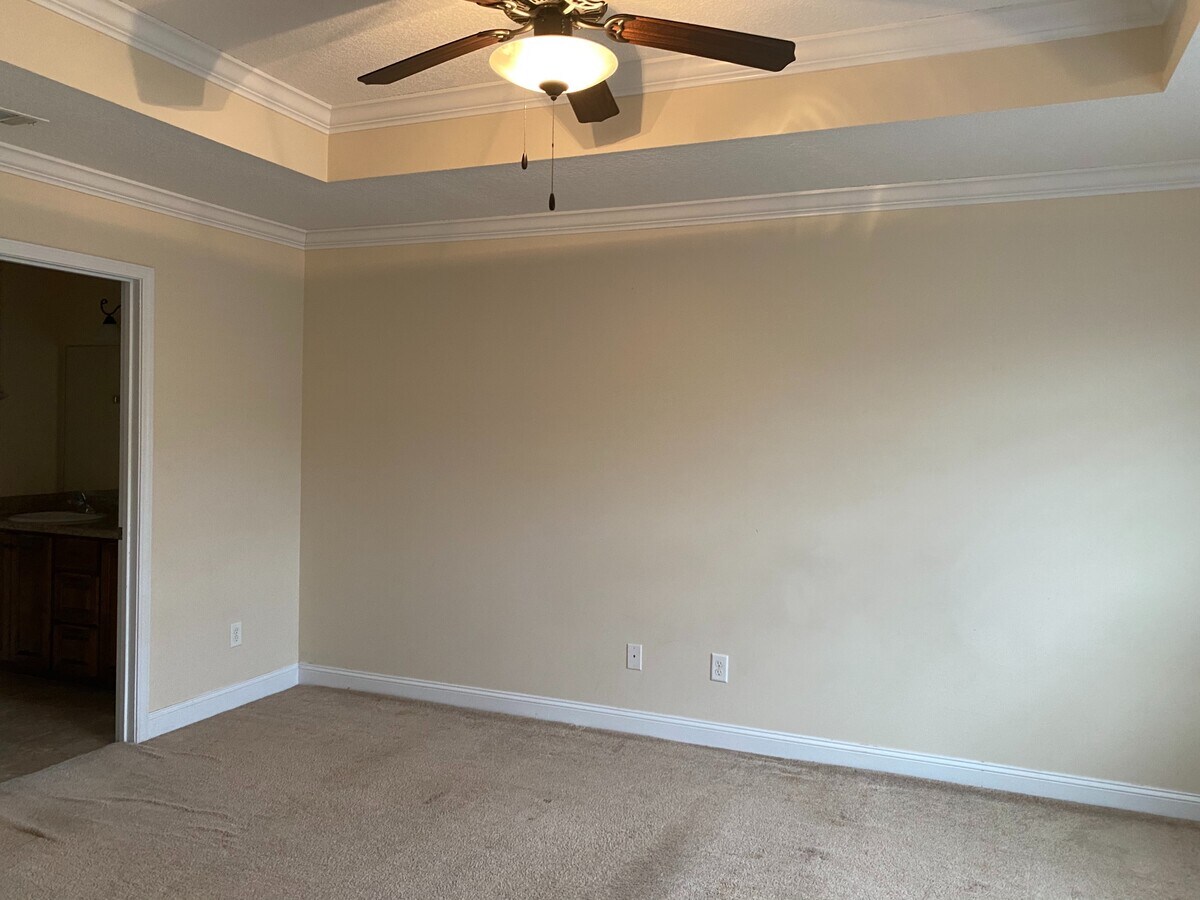 Photo - 639 Amhearst Row