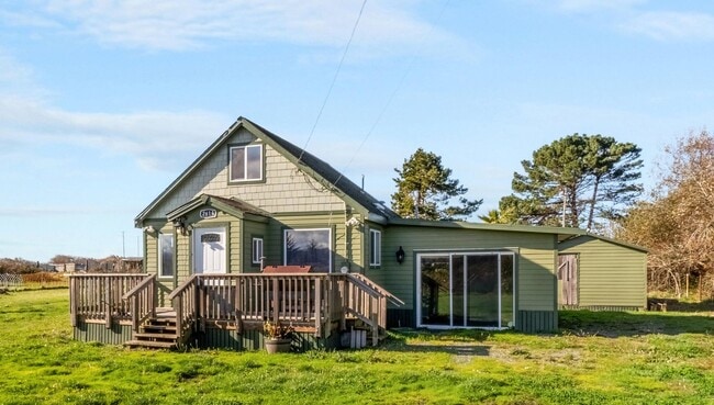 Building Photo - Charming Beach House!