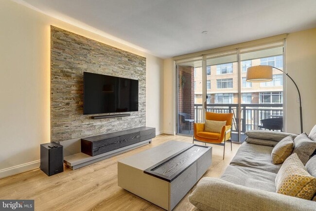 Building Photo - 1020 N Highland St Unit 905