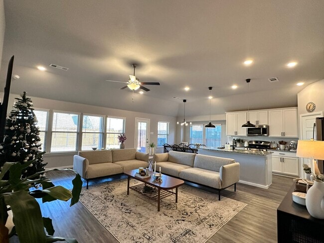 Photo - 1104 Magpie Lane