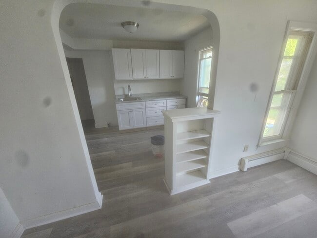 Building Photo - 407 N Ashley St Unit 4