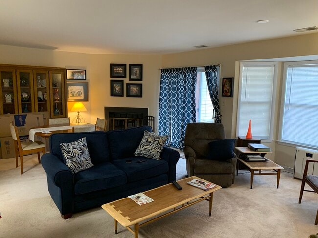 Living room - 106 Heritage Blvd Unit 5