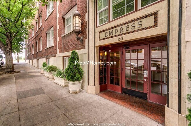 Photo - Timeless Condo at the Empress. Modern Upda... Unidad 101