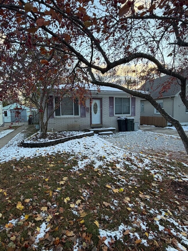 Building Photo - Charming Home in St. Clair Shores - PHOTOS...