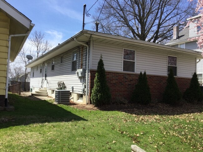 Photo - $1142 includes water, sewer and trash for this very clean 2 Bedroom twinplex with central air