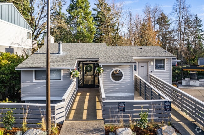 Building Photo - Veri on Cascade