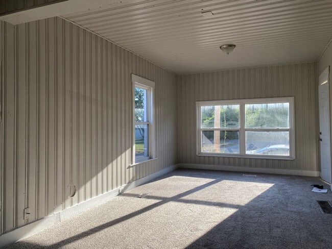 Photo - *MOVE IN SPECIAL"- Half off 3rd month's re...