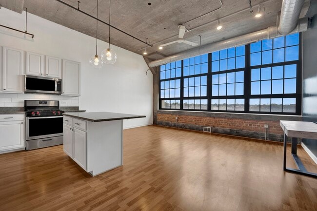 Building Photo - 3963 W Belmont Ave Unit 422 Rental