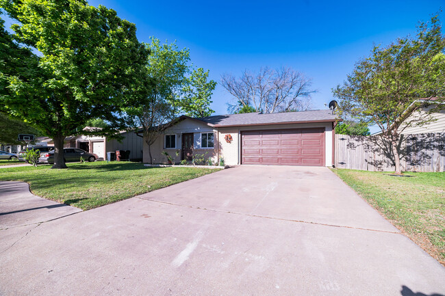 Front of Home - 1907 Greenhill Dr Casa