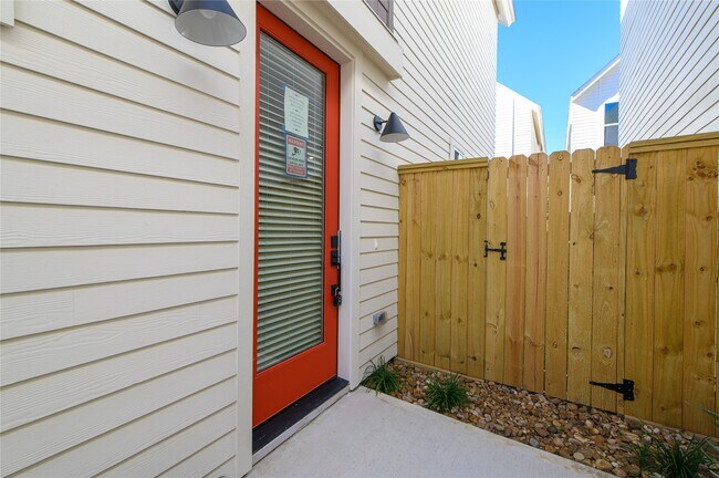 Photo - 881 Rachel St