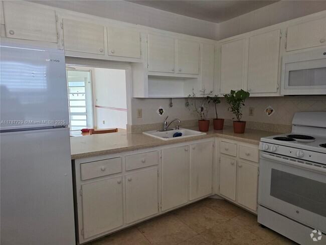 Building Photo - 1304 NE 191st St Unit A332 Rental