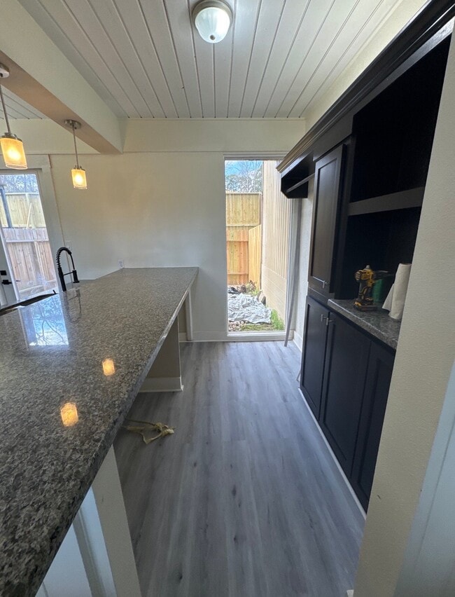 Photo - 27 Lakeway St