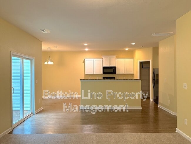 Photo - 1321 Waylon Ave