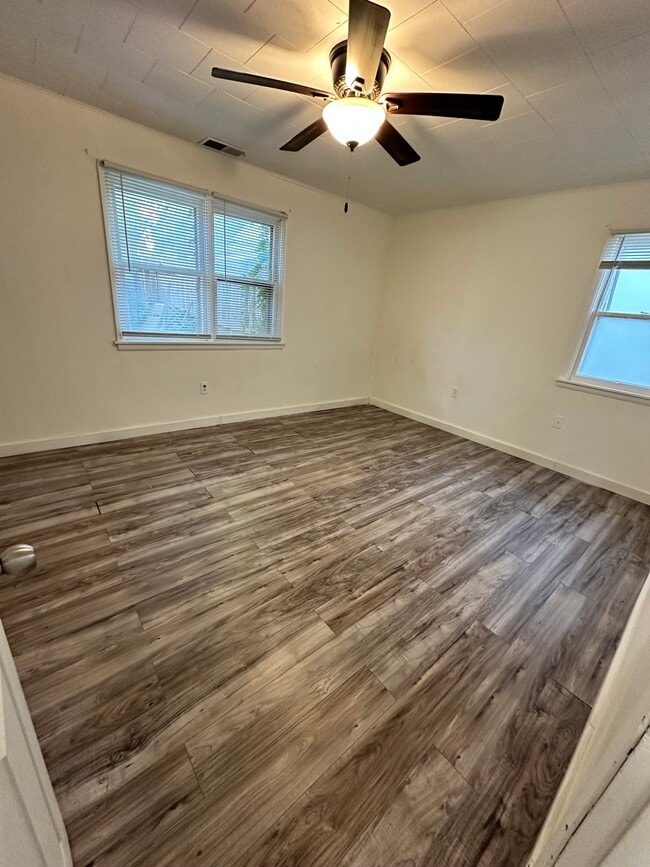 Main bedroom - 518 1/2 W Walnut St