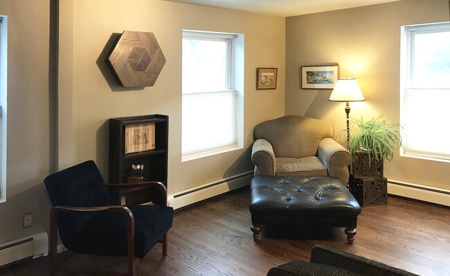 Extra Seating- Office option - 1105 N Sherman St Unidad 2