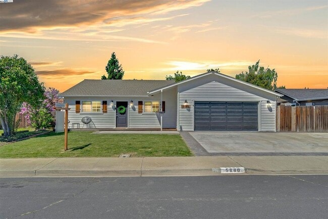 Building Photo - Live in a Modern Luxury 3BR/2BA Home with ...