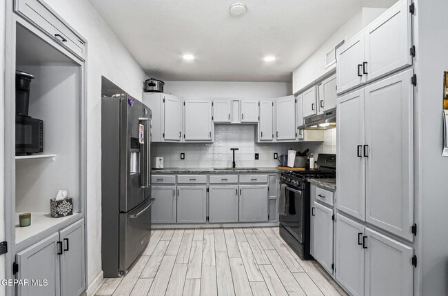 Photo - 7740 Phoenix Ave