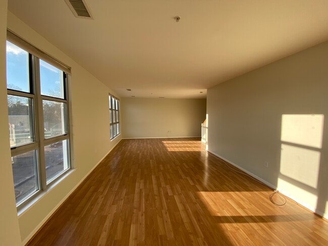 Sala de estar/comedor - Nivel principal - 343 Cedar St NW Unidad 321