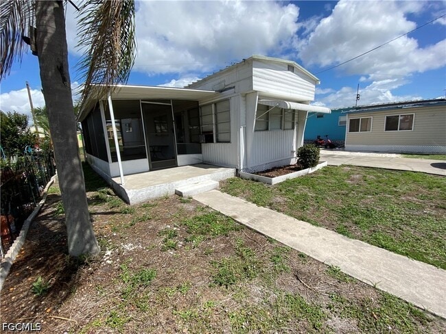 Photo - 121 Coachlight Ln