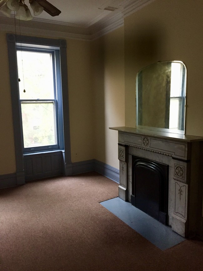 Living room - 823 W Webster Ave Apartment Unit 3rd floor