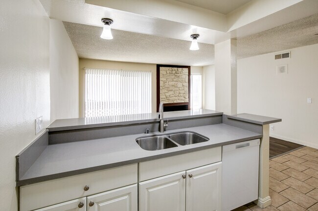 Photo - 451 S Harvard Blvd Unidad 238