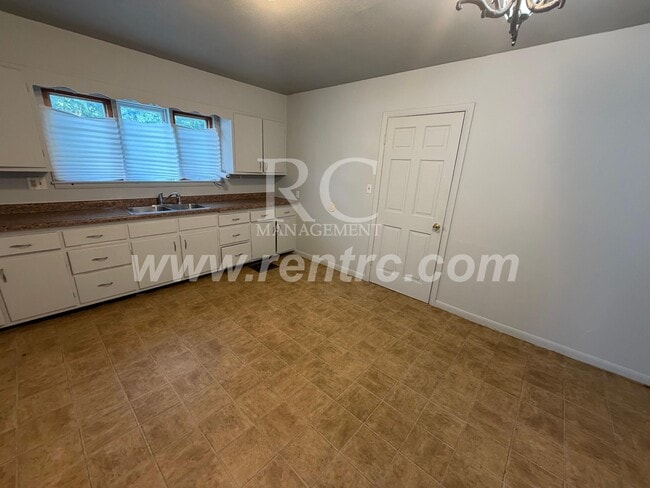Photo - 629 Commercial-