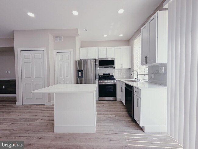 Building Photo - 2720 W Thompson St Unit A