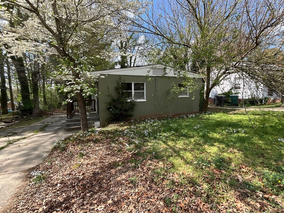 Coming Soon! Near High Point University! Two bedroom cottage off University Pkwy in High Point - Coming Soon! Near High Point University! Two bedroom cottage off University Pkwy in High Point