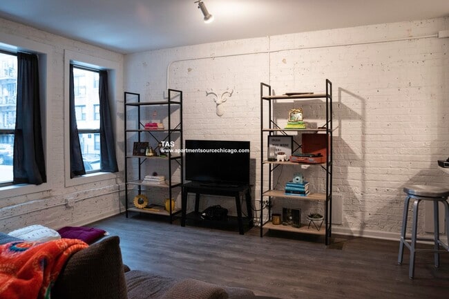 Photo - Massive Condo Quality 2 Bed / 2.5 Bath Duplex Down in Wrigleyville! Unidad 102