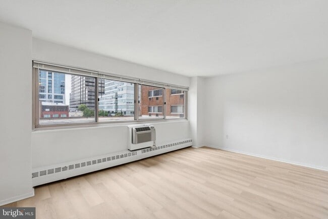 Building Photo - 2101 Chestnut St Unit 324-R