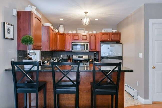 544 E 8th St Unit 3
