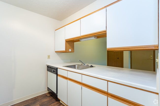 2 BR, 1 BA - 960 SF