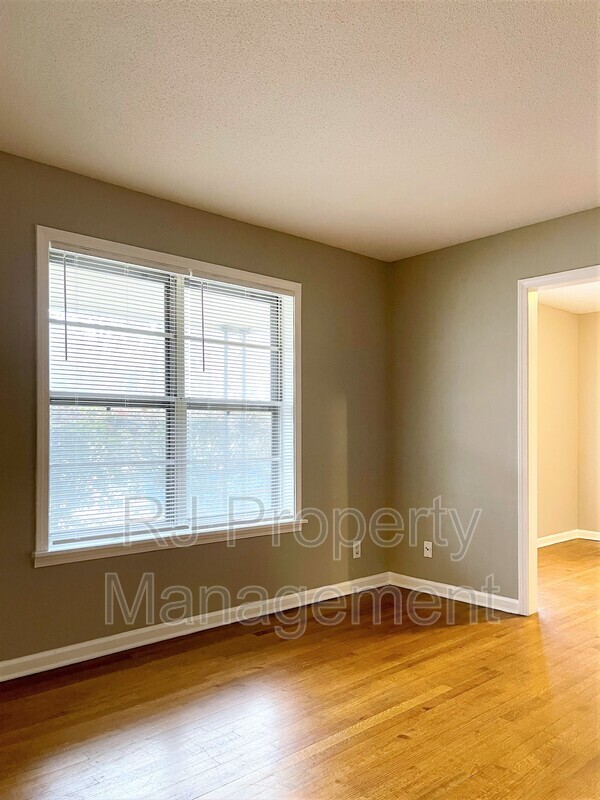 Photo - 3553 Clarke Rd