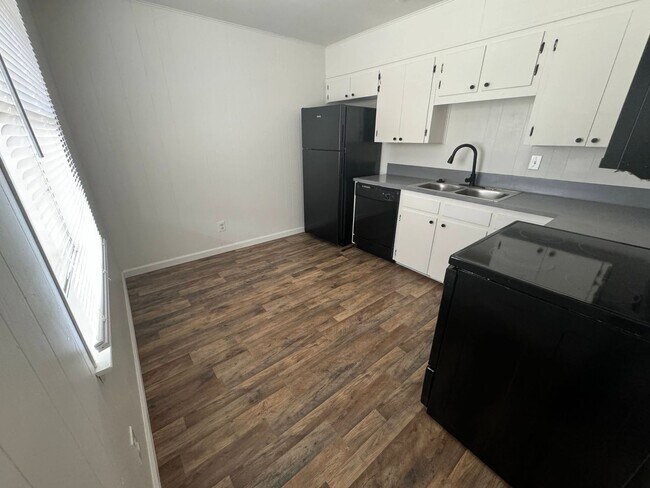 Photo - 611 Sunset Ln Unit H