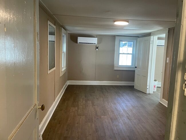 Photo - 2053 Monroe St