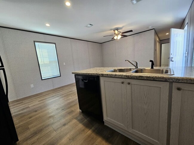 Photo - 527 Suwanee Dr