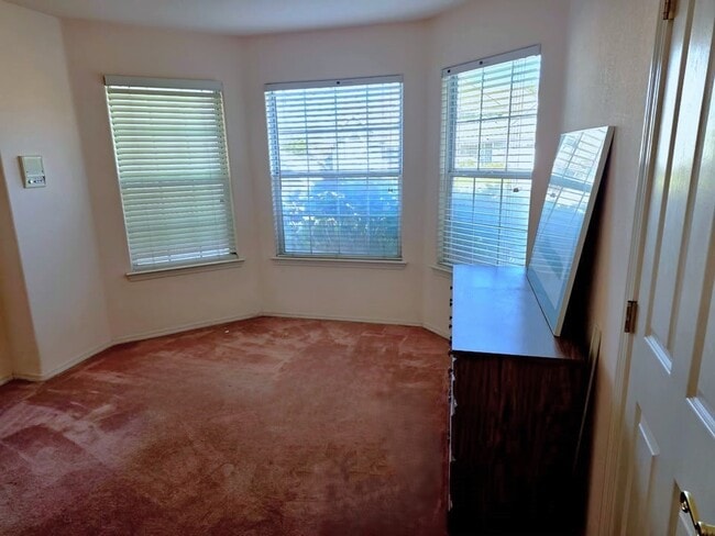 Photo - 746 Meridian Ct