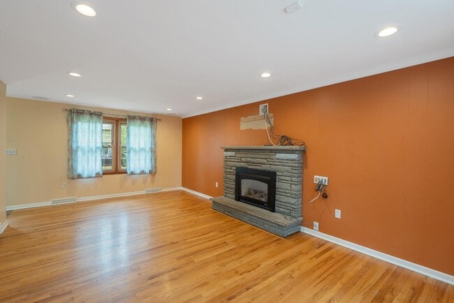 Photo - 20 Apricot Ln