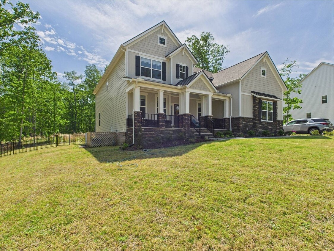 Stunning 5 Bedroom 4.5 Bathroom Located in... - Stunning 5 Bedroom 4.5 Bathroom Located in...